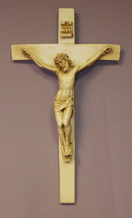 Crucifix in lightly antiqued alabaster 9 1/2 - Antique White Finish