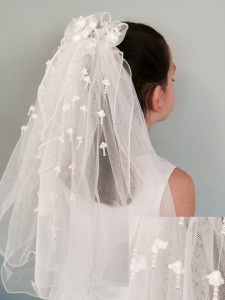 Satin Flower Center Veil with Faux Pearl Streamers [HPCY072]