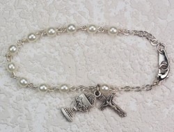 First Communion Bracelet with Glass Pearl Beads [MVC096]